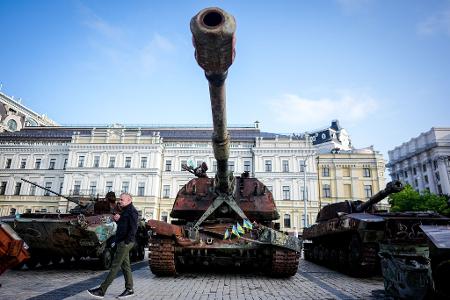 Zerstörte russische Panzer und Fahrzeuge stehen auf dem Platz vor dem St. Michaelis Kloster in Kiew. 