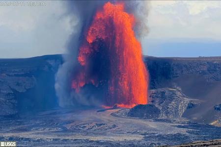 Dieses Bild einer Webcam des United States Geological Survey (USGS) zeigt Lavafontänen, die beim jüngsten Ausbruch des Kilauea-Vulkans im Hawaii Volcanoes National Park in die Höhe schießen.