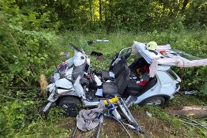 Feuerwehr Grevenbroich rettet Schwerverletzten aus Autowrack