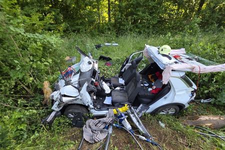 Mit schwerem Rettungsgerät mussten Kräfte der Feuerwehr Grevenbroich einen Schwerverletzten nach einem Alleinunfall auf der Landstraße 116 aus dem Wrack seines Fahrzeuges befreien.
Foto (c) Feuerwehr Grevenbroich Mit schwerem Rettungsgerät mussten Kräfte der Feuerwehr Grevenbroich einen Schwerverletzten nach einem Alleinunfall auf der Landstraße 116 aus dem Wrack seines Fahrzeuges befreien.
Foto (c) Feuerwehr Grevenbroich