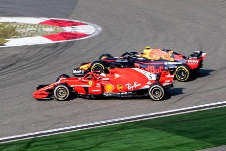 China-GP 2018: Verstappen gegen Sebastian Vettel - Nach einer späten Safety-Car-Phase will es Verstappen in Shanghai wissen, packt in der Spitzkehre gegen Ferrari-Mann Sebastian Vettel die Brechstange aus. Verstappen dreht den roten Renner um, die Rivalen legen eine Synchron-Pirouette hin und fallen weit zurück. Bitter aus Verstappen-Sicht: Red-Bull-Rivale Daniel Ricciardo gewinnt.