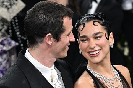 Dua Lipa bestätigt Verlobung mit Callum Turner Dua Lipa bestätigt Verlobung mit Callum Turner