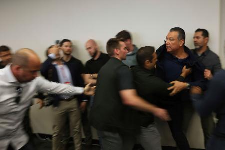 Rabiater Vorfall: US-Senator aus Pressekonferenz gezerrt