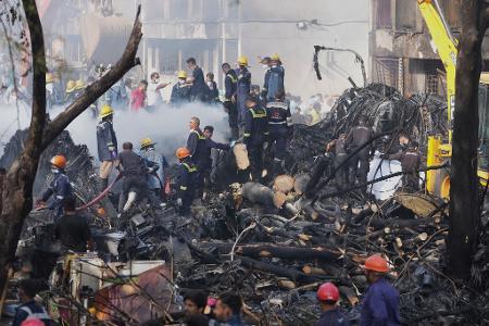 Such- und Rettungsteams sind im Einsatz.