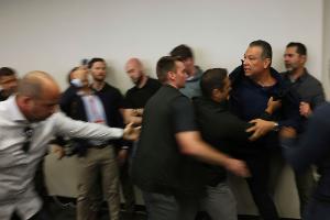 Rabiater Vorfall: US-Senator aus Pressekonferenz gezerrt