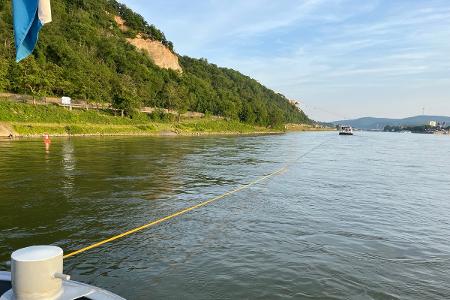 Schlepptrosse zwischen den Schiffen Schlepptrosse zwischen den Schiffen