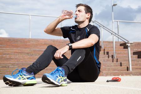 Wichtig vor und nach dem Training: genug trinken. Bei längeren Einheiten sollten Sportlerinnen und Sportler auch währenddessen Flüssigkeit nachlegen. 