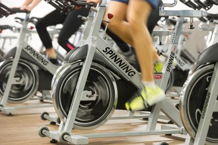Indoorcycling statt Rennradrunde draußen: Bei Sommerhitze ist es sinnvoll, das Training ins gut klimatisierte Fitnessstudio zu verlegen. 