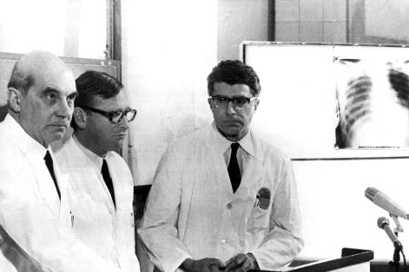 Die Münchner Chirurgen Rudolf Zenker (l), Werner Rudolph (m) und Werner Klinner (r) bestätigen am 14. Februar 1969 vor Journalisten, dass am 13. Februar 1969 die erste Herztransplantation in der Bundesrepublik durchgeführt wurde. (Archivbild)