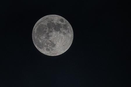Schon lange haben Wissenschaftler Wasser auf dem Mond vermutet. (Archivbild)