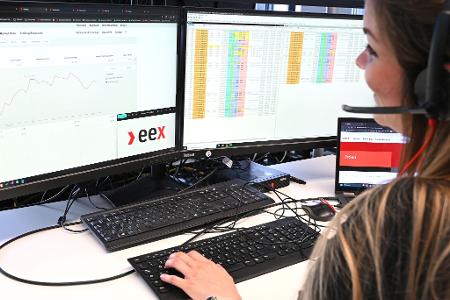 Eine Mitarbeiterin der Energiebörse EEX hat in der Marktsteuerung das aktuelle Handelsgeschehen im Blick. 