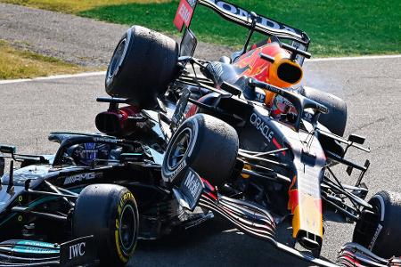 Italien-GP 2021: Verstappen gegen Lewis Hamilton - Der WM-Kampf 2021 ist beinhart. Als Lewis Hamilton in Monza nach seinem Boxenstopp wieder auf die Strecke fährt, versucht es Verstappen in Turn 1 außen herum, kommt auf die Kerbs, wird ausgehebelt und kracht erst in und dann auf den Mercedes. Der Halo-Bügel verhindert, dass der Red Bull dem Briten über den Kopf fährt. Ein Revanchefoul für den Unfall mit Hamilton in Silverstone?