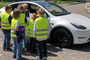 Grundschüler loben und ermahnen Autofahrer in Oberhausen