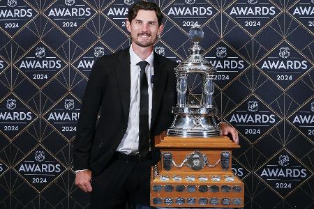 Draisaitl geht leer aus: Goalie Hellebuyck zum MVP gewählt Draisaitl geht leer aus: Goalie Hellebuyck zum MVP gewählt