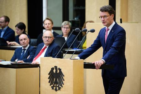 NRW-Ministerpräsident Wüst mahnte: Länder und Kommunen müssten sich die Entlastungen auch leisten können. NRW-Ministerpräsident Wüst mahnte: Länder und Kommunen müssten sich die Entlastungen auch leisten können.