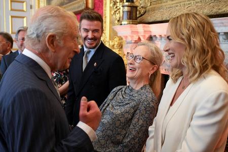 König Charles scherzt mit Meryl Streep, David Beckham und Kate Winslet König Charles scherzt mit Meryl Streep, David Beckham und Kate Winslet