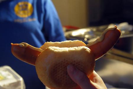 Wegen einer Bockwurst-Bestellung konnte der betrunkene Fahrer gestellt werden. (Symbolbild) Wegen einer Bockwurst-Bestellung konnte der betrunkene Fahrer gestellt werden. (Symbolbild)