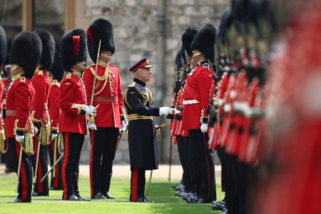 Großbritanniens König Charles III., Oberst der Coldstream Guards, inspiziert das Regiment während einer Zeremonie zur Übergabe neuer Fahnen an das 1. und 2. Bataillon der Coldstream Guards auf Schloss Windsor.