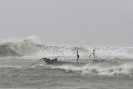 Ein Fischerboot liegt in der Stadt Yinggehai in der südchinesischen Provinz Hainan vor Anker, weil es Schutz vor dem Taifun 