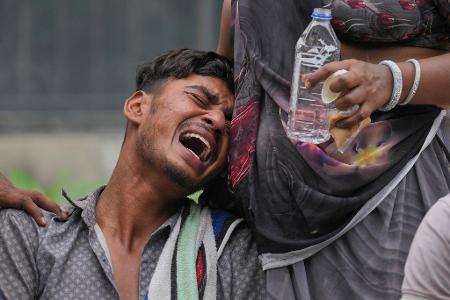 Flugzeugabsturz in Indien: Ein Mann weint um seinen Bruder, der bei dem schrecklichen Flugzeugabsturz im indischen Ahmedabad ums Leben kam.