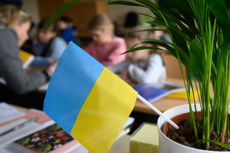 Laut EU-Kommission sind seit Beginn des russischen Angriffskrieges über 4,3 Millionen Menschen aus der Ukraine in die EU geflohen. (Archivbild) Laut EU-Kommission sind seit Beginn des russischen Angriffskrieges über 4,3 Millionen Menschen aus der Ukraine in die EU geflohen. (Archivbild)