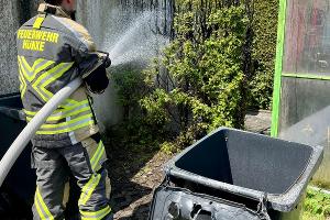 Heckenbrand gegenüber der Feuerwache