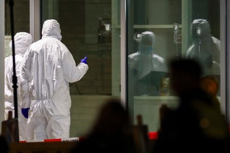 Die Spurensicherung untersucht Einschusslöcher im Foyer eines großen Kinos in Krefeld: Hier hatte die Polizei den Verdächtigen niedergeschossen. (Archivbild)