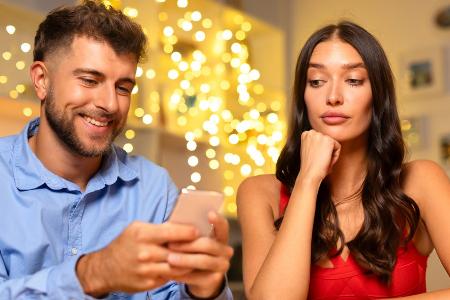 Phubbing: Warum das Smartphone Beziehungen gefährden kann