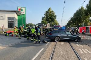 Verkehrsunfall zwischen zwei PKW - eine Person schwer verletzt