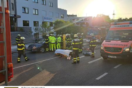 Die Feuerwehr München im Einsatz bei einem Verkehrsunfall in der Aubinger Straße in Pasing. Die Feuerwehr München im Einsatz bei einem Verkehrsunfall in der Aubinger Straße in Pasing.