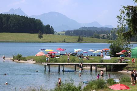 Ausflügler suchen Abkühlung am Illasbergsee im Allgäu.