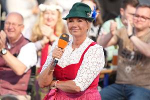 Andrea Kiewel verpasst "ZDF-Fernsehgarten"-Jubiläum: Wer springt ein?