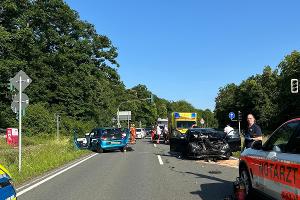 Unfall mit drei Verletzten Personen und zwei nicht mehr fahrbereiten PKW