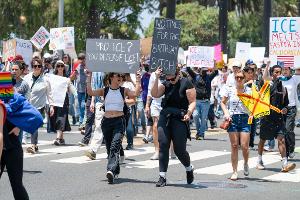 "No King": Zehntausende protestieren landesweit gegen Trump