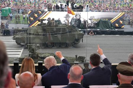 Militärfahrzeuge rollen bei der Parade am Präsidenten vorbei. 