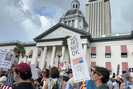 Auch in Florida, wo Trumps Republikaner politisch stark sind, gingen Tausende auf die Straße.