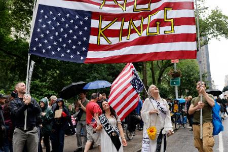 In New York blieben einige Demonstranten nach dem Ende der Protestaktion noch in Manhattan.