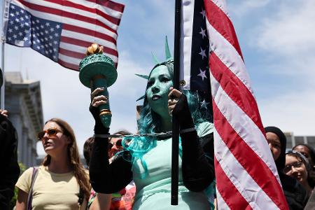 In San Francisco war eine Demonstrantin als Freiheitsstatue kostümiert.