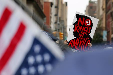 Demonstranten werfen Trump vor, sich wie ein König zu verhalten. 