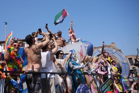 Auf der Parade wurden auch politische Botschaften verbreitet. 