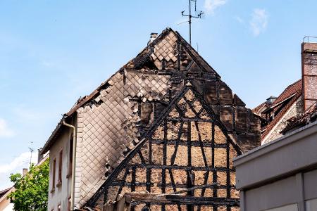 Nach dem Großbrand in der Innenstadt von Villingen sind die Häuser zunächst nicht mehr bewohnbar, zwei der sechs Gebäude sind zum Teil eingestürzt. Nach dem Großbrand in der Innenstadt von Villingen sind die Häuser zunächst nicht mehr bewohnbar, zwei der sechs Gebäude sind zum Teil eingestürzt.
