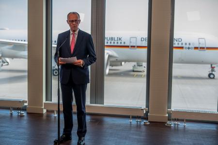 Bundeskanzler Merz fliegt zum G7-Gipfel - und dort wird auch die Eskalation im Konflikt zwischen Israel und dem Iran wei oben auf der Agenda stehen.