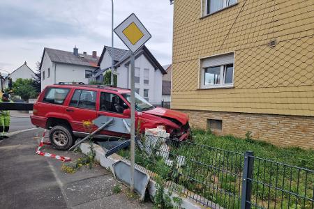 Die beiden Fahrerinnen wurden bei dem Unfall leicht verletzt und in ein Krankenhaus gebracht. Die beiden Fahrerinnen wurden bei dem Unfall leicht verletzt und in ein Krankenhaus gebracht.