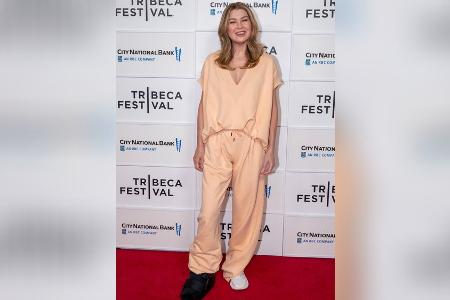 Ellen Pompeo mit Fußschiene auf dem roten Teppich Ellen Pompeo mit Fußschiene auf dem roten Teppich