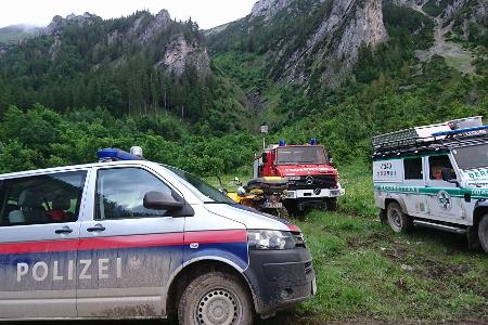 Die Frau stürzte etwa 30 Meter tief. (Symbolbild) Die Frau stürzte etwa 30 Meter tief. (Symbolbild)