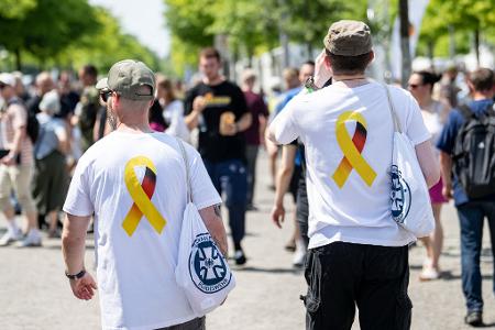 Mit gelber Schleife auf dem Veteranentag. Das Symbol erinnert an die Gefallenen und Verwundeten der Einsätze. Mit gelber Schleife auf dem Veteranentag. Das Symbol erinnert an die Gefallenen und Verwundeten der Einsätze.