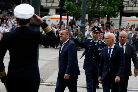 Bei einem feierlichen Beförderungsappell auf dem Hamburger Rathausmarkt dankt Verteidigungsminister Pistorius den Veteranen der Bundeswehr.