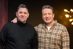 "Wie in einem Horrorfilm" - mit Einhornstaub: Jamie Oliver wird in Mälzer-Show mit "Erzfeind" konfrontiert