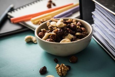 Gesund essen trotz Stress? 4 Strategien, wie es klappen kann