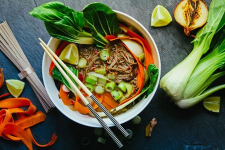 Asiatische Suppe mit viel Gemüse statt fettiger Pizza: Auch beim Essen bestellen kann man gesündere Entscheidungen treffen. 